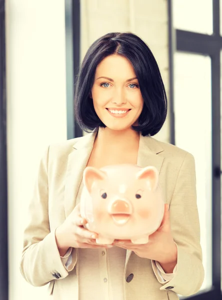 Schöne Frau mit Sparschwein — Stockfoto