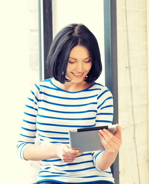 Chica adolescente feliz con tablet PC — Foto de Stock