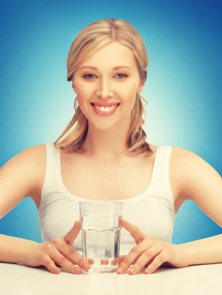 Femme avec verre d'eau — Photo