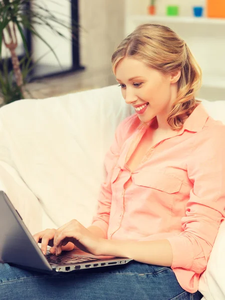 Mujer con computadora portátil escribiendo en casa —  Fotos de Stock