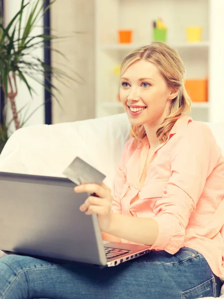 Gelukkige vrouw met laptopcomputer en credit card — Stockfoto