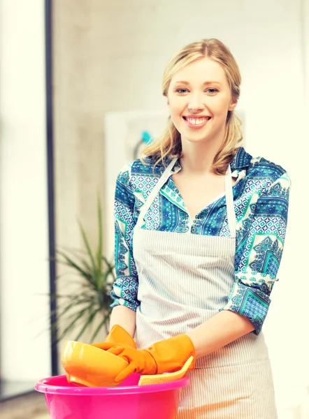 Femme au foyer lave-vaisselle à la cuisine — Photo