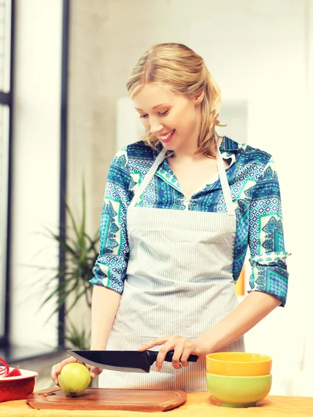 Mulher bonita na cozinha — Fotografia de Stock