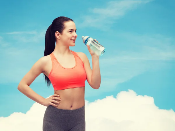 Deportiva mujer con botella de agua —  Fotos de Stock