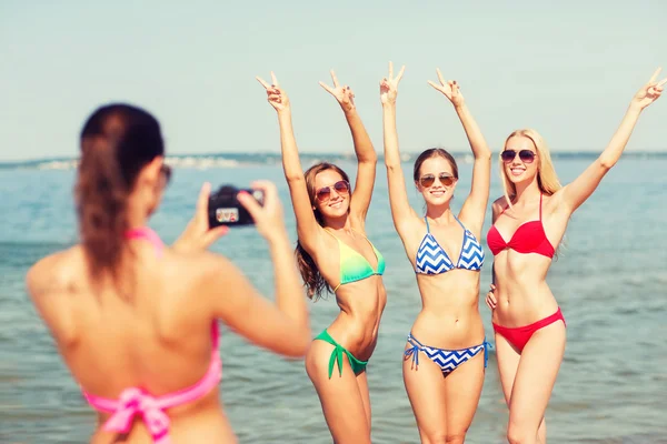 Groep van de lachende vrouw fotograferen op strand — Stockfoto