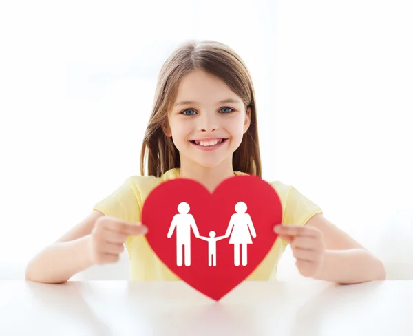 Lächelndes kleines Mädchen mit rotem Herz und Familie — Stockfoto