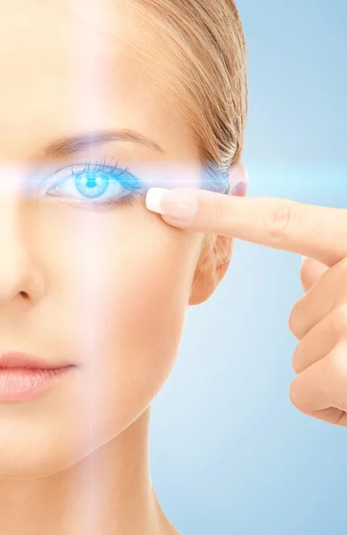 Beautiful woman pointing to eye — Stock Photo, Image