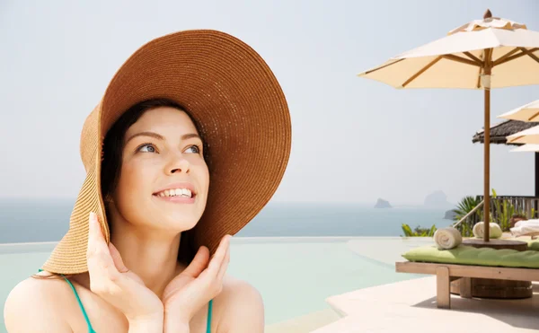 Felice giovane donna in cappello di paglia sulla spiaggia tropicale — Foto Stock