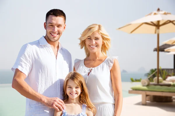 Familia feliz en vacaciones de verano en la playa del complejo — Foto de Stock