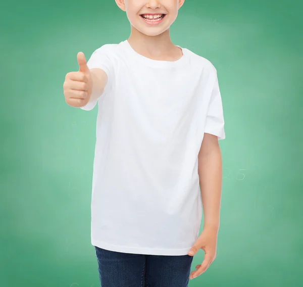 Крупным планом мальчик в белой футболке, показывающий большие пальцы — стоковое фото