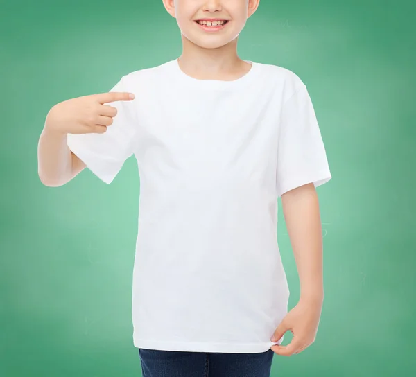 Leende liten pojke i vit blank t-shirt — Stockfoto