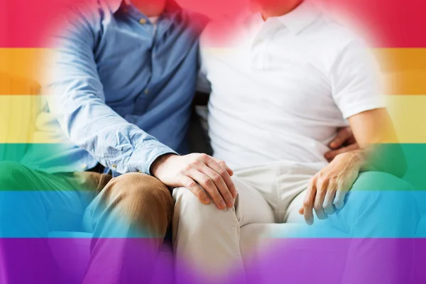 Cerca de feliz macho gay pareja abrazando en casa — Foto de Stock