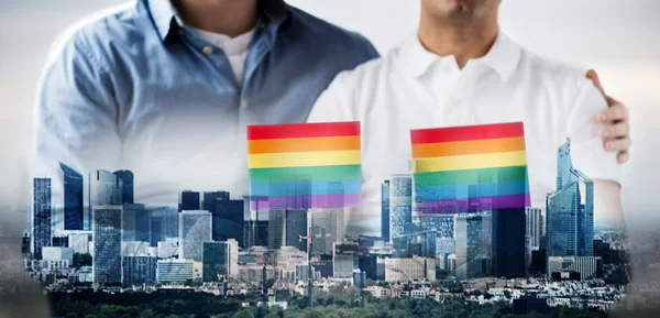 Cerca de macho gay pareja celebración arco iris banderas —  Fotos de Stock