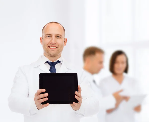 Usmívající se muž lékař s tablet pc — Stock fotografie