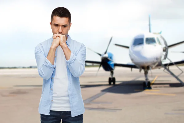 Hombre pensando en avión sobre fondo de pista — Foto de Stock