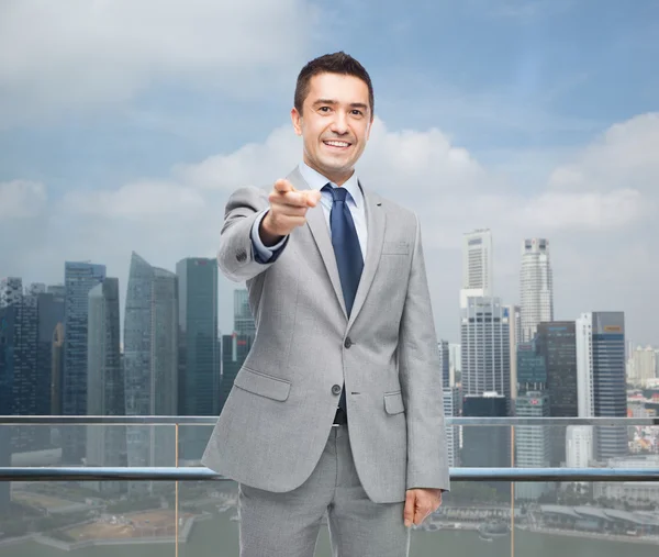 Gelukkig lachend zakenman in pak wijzend op u — Stockfoto