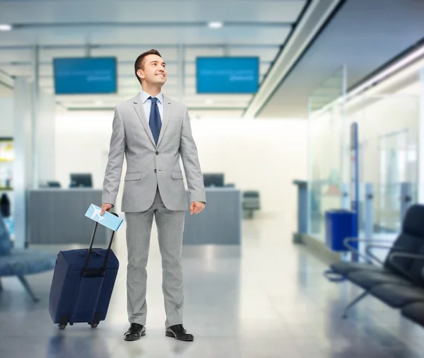 Szczęśliwy biznesmen w garnitur z torba podróżna — Zdjęcie stockowe