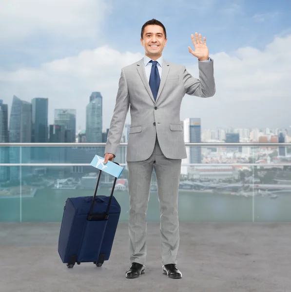 Hombre de negocios feliz en traje con bolsa de viaje —  Fotos de Stock