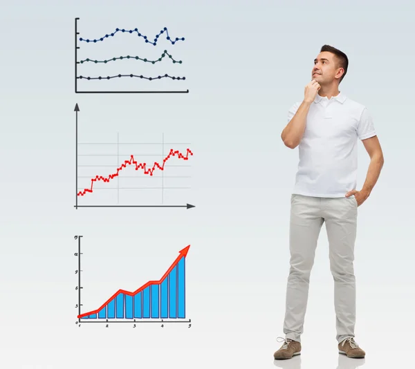 Glimlachende man met de handen in de zakken opzoeken — Stockfoto