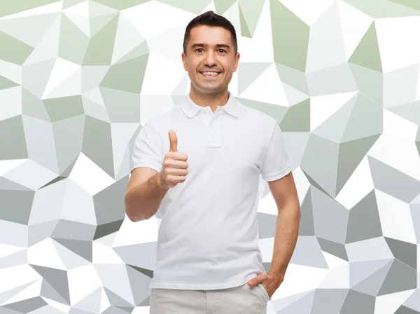 Sonriente hombre mostrando pulgares hacia arriba — Foto de Stock