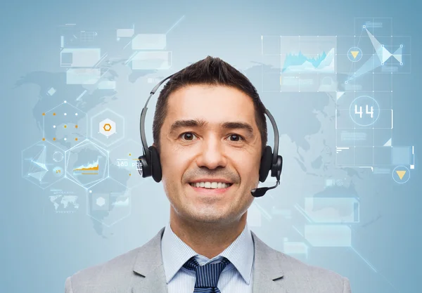 Hombre de negocios sonriente con auriculares —  Fotos de Stock