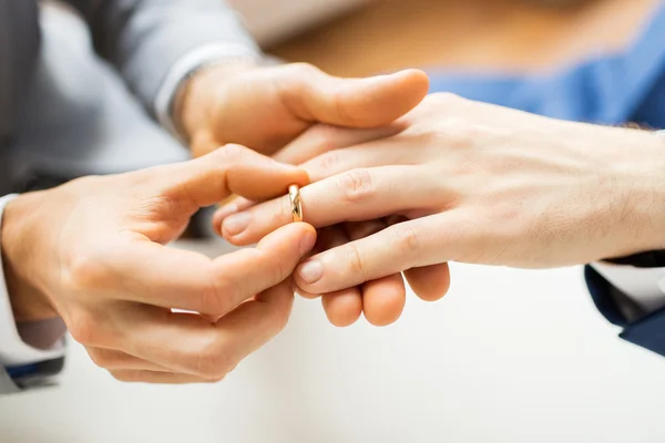 Close up van mannelijke homo paar handen en trouwring — Stockfoto