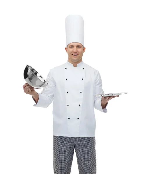 Cocinero macho feliz apertura cloche —  Fotos de Stock