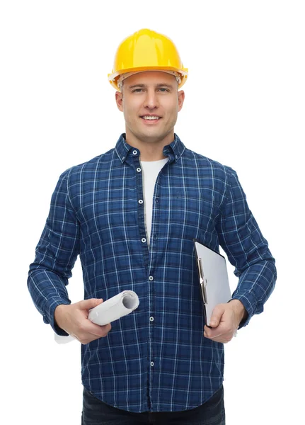 Constructeur masculin souriant dans le casque avec un plan — Photo