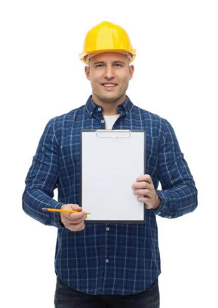 Sorridente construtor masculino no capacete com prancheta — Fotografia de Stock