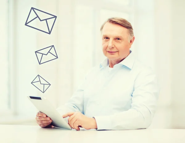 Old man with tablet computer at home — Stock Photo, Image