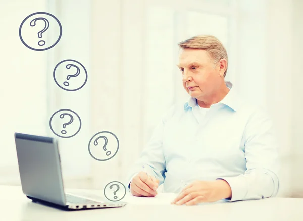 Old man filling a form at home — Stock Photo, Image