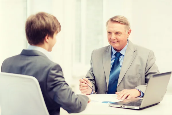 Uomo anziano e giovane che si incontrano in ufficio — Foto Stock