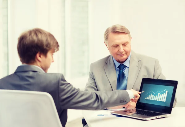 Älterer und junger Mann mit Laptop — Stockfoto