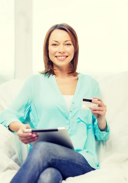 Lächelnde Frau mit Tablet-PC zu Hause — Stockfoto