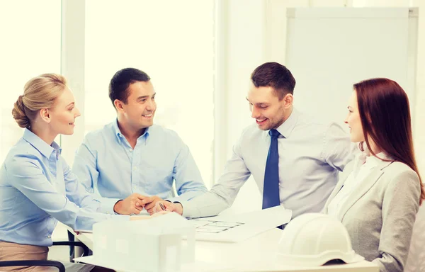 Feliz equipo de arquitectos y diseñadores en la oficina — Foto de Stock