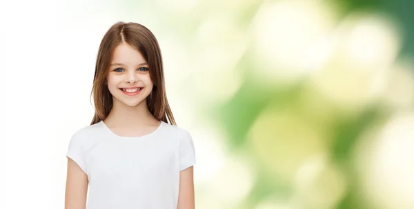 Lächelndes kleines Mädchen in weißem Blanko-T-Shirt — Stockfoto