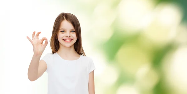 Sorrindo menina em branco t-shirt — Fotografia de Stock
