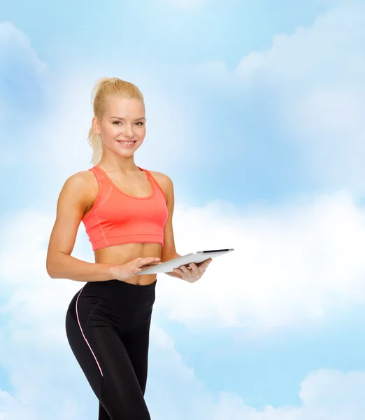 Mujer deportiva sonriente con la computadora de la tableta PC — Foto de Stock