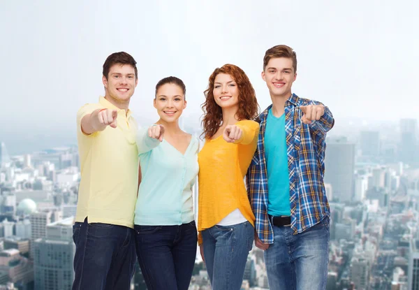 Gruppe lächelnder Teenager über den Hintergrund der Stadt — Stockfoto