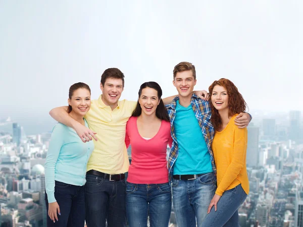 Grupo de adolescentes sonrientes sobre el fondo de la ciudad — Foto de Stock