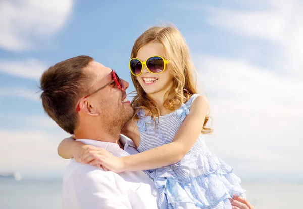 Feliz padre y niña divirtiéndose al aire libre — Foto de Stock