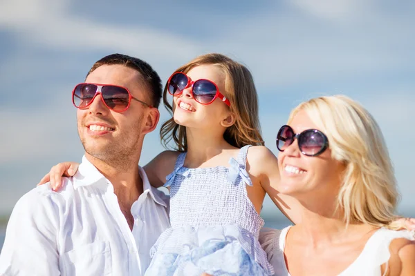 Familia feliz con cielo azul — Foto de Stock