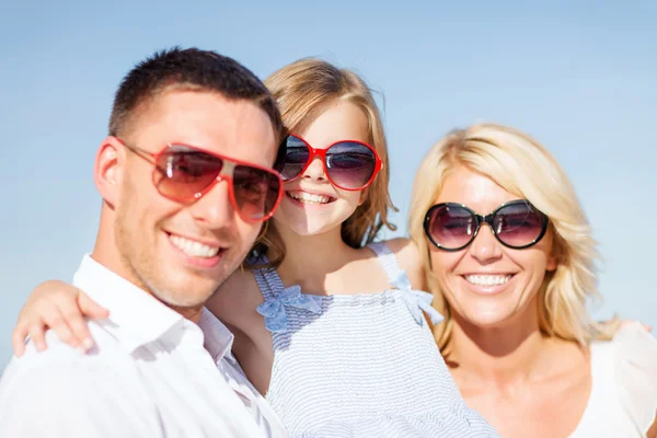 Lycklig familj med blå himmel — Stockfoto