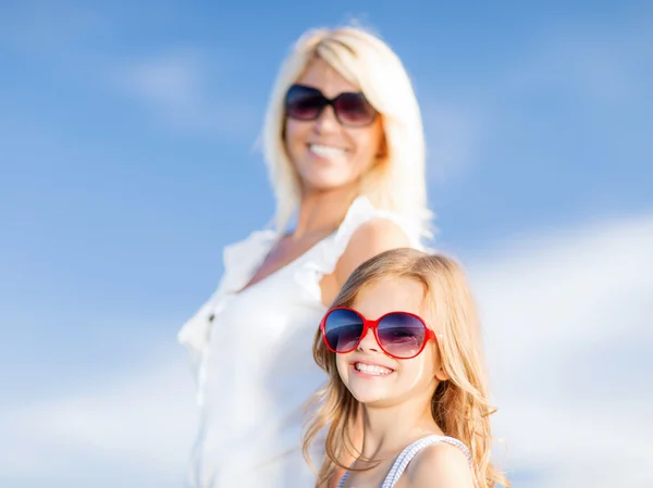 Mutter und Kind mit Sonnenbrille — Stockfoto