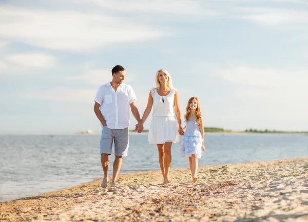 Familia feliz en la orilla del mar — Foto de Stock