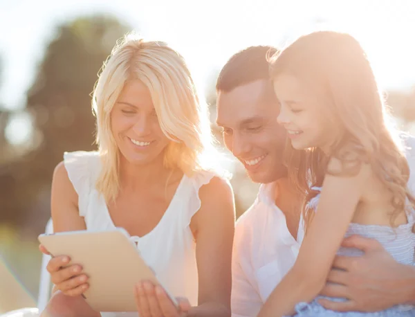 Glückliche Familie mit Tablet-PC beim Fotografieren — Stockfoto