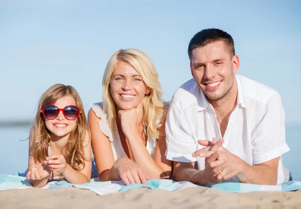 Familia feliz en la playa — Foto de Stock