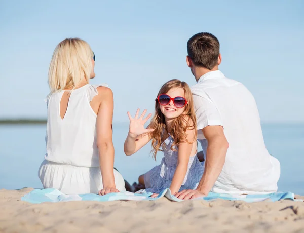 Família feliz na praia — Fotografia de Stock