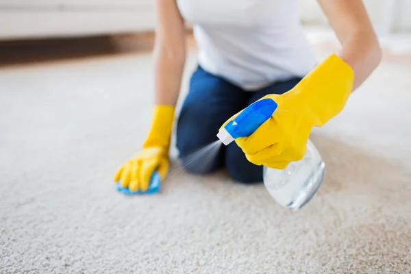 Primer plano de la mujer con alfombra de limpieza de tela — Foto de Stock