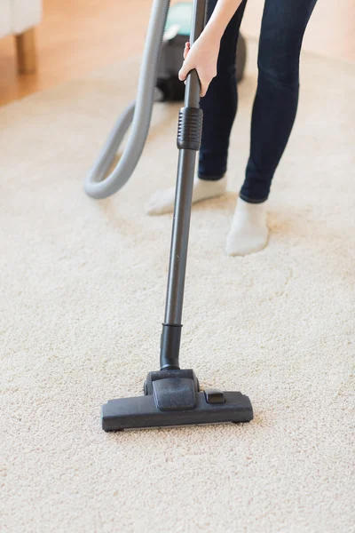 Menutup kaki wanita dengan vacuum cleaner di rumah — Stok Foto